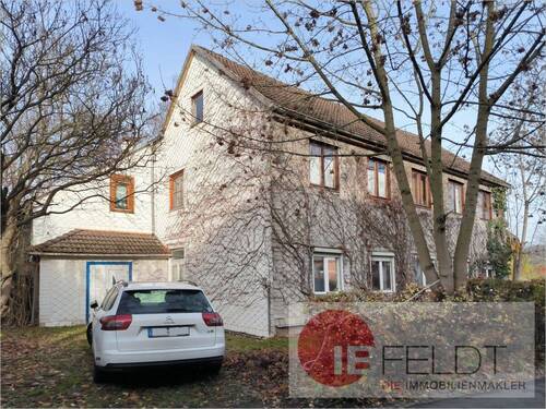 Seitensicht mit Einfahrt - 9 Zimmer Mehrfamilienhaus, Wohnhaus zum Kaufen in Suhl