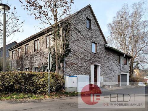 Seitenansicht mit Hauseingang - 9 Zimmer Mehrfamilienhaus, Wohnhaus in Suhl