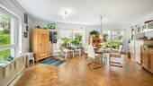 Wohnzimmer 1 - Helle Erdgeschosswohnung mit überdachter Terrasse und Tiefgaragenstellplatz