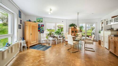 Wohnzimmer 1 - Helle Erdgeschosswohnung mit überdachter Terrasse und Tiefgaragenstellplatz