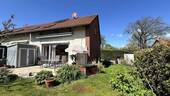 Außenansicht von Süden - Gepflegtes Reihenendhaus mit Südterrasse, Keller, EBK, Carport und Stellplatz in Cremlingen