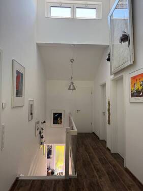 OG. Flur, Fenster durch versetze Bauweise - 