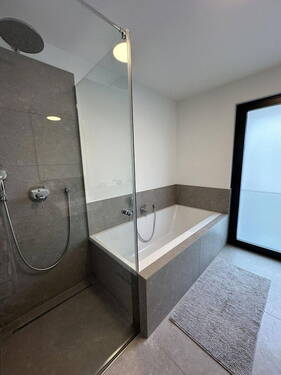 Badezimmer - Mehrfamilienhaus, Wohnhaus mit 315,00 m² in Köln zum Kaufen