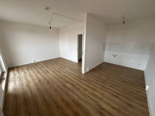 Wohnzimmer mit offener Küche - 3 Zimmer Etagenwohnung in Magdeburg