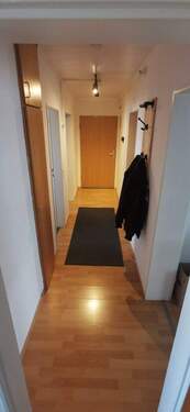 Flur1 - Großzügige 3-Zimmer-Wohnung mit lichtdurchfluteten Räumen