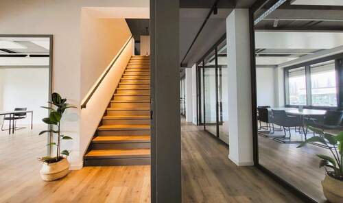 Aufgang, Meetingbereich - Modernes, helles Einzelbüro im Coworking Köln - flexibel, möbliert, 247