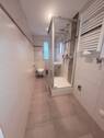 Bad mit Dusche, Handtuchheizkörper, Waschmaschinen - 
