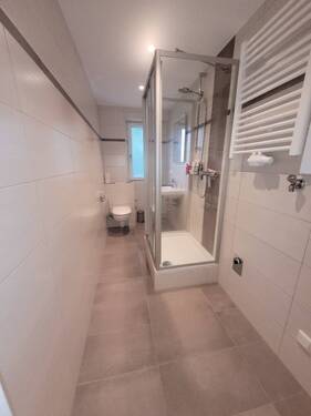 Bad mit Dusche, Handtuchheizkörper, Waschmaschinen - 