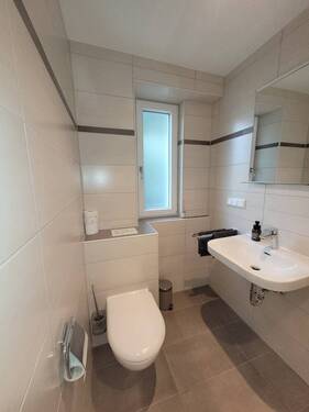 Fenster, WC und Waschbecken - 