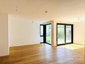 Wohnzimmer mit Zugang Garten - 3 Zimmer Etagenwohnung in Offenbach / Tempelsee