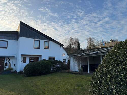 Vorgartenansicht - Sonnige Doppelhaushälfte auf riesigen Parkgrundstück!