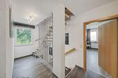 Flur mit Treppe ins Dachgeschoss - 