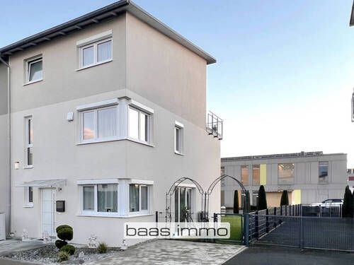 Ansicht Haus Straße - Reiheneckhaus, Baujahr 2014, mit drei Stellplätzen und großer Dachterrasse