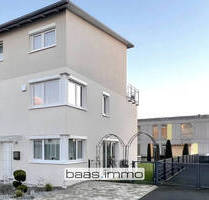 Reiheneckhaus, Baujahr 2014, mit drei Stellplätzen und großer Dachterrasse - Gersthofen