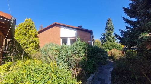 Bungalow - Renovierungsbedürftiger Einfamilien-BUNGALOW mit schönem Grundstück