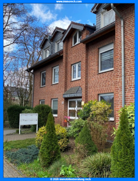 Frontansicht, Eingang - Ein schöne Wohnung mit Balkon über zwei Etagen!