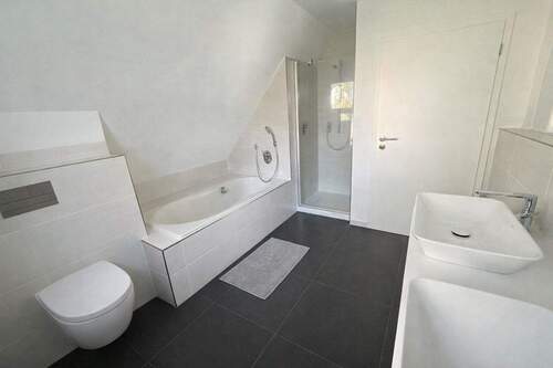 Modernes Badezimmer mit eleganter Ausstattung.jpeg - 5 Zimmer Einfamilienhaus in Wiesbaden