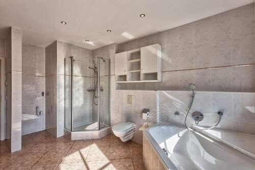 Bad aus anderer Sicht mit Dusche - 