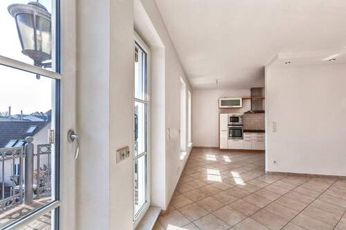 Wohnbereich mit Blick in die Küche - 