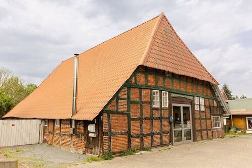 Außenansicht vorne - Ein Zuhause mit Seele - Fachwerkcharme, Gartenglück & sichere Einnahmen unter einem Dach.