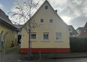 Bild 1 - Vermietetes Einfamilienhaus mit Nebengebäuden in Bruchsal-Helmsheim ***PROVISIONSFREI***