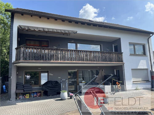 Frontalansicht von vorne - Modernes Mehrgenerationenhaus im ländlichen Wohnumfeld mit fantastischer Aussicht in Plettenberg!