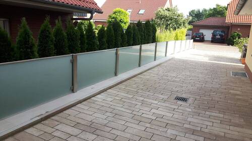 Einfahrt mit Glaszaun - 7 Zimmer Einfamilienhaus zum Kaufen in Wolfsburg