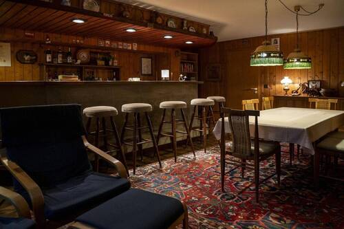 Keller-Bar mit Billardtisch - 