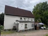 Hofansicht mit Windfang - Großzügiges Wohnhaus mit weitläufigem Grundstück und Entwicklungspotenzial bei Oschatz