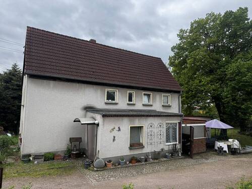 Hofansicht mit Windfang - Großzügiges Wohnhaus mit weitläufigem Grundstück und Entwicklungspotenzial bei Oschatz