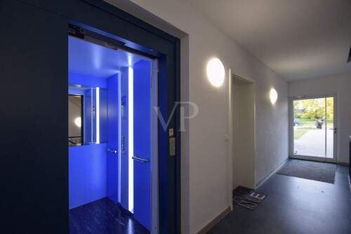 Hauseingang mit Fahrstuhl - 