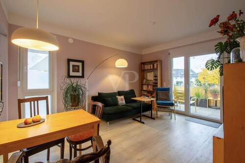 Wohnbereich mit Balkonausgang - 2 Zimmer Etagenwohnung zum Kaufen in Erfurt