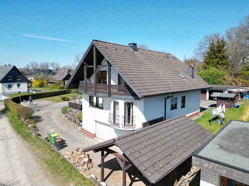 Ansicht vom Wohnhaus - 4 Zimmer Etagenwohnung zum Kaufen in Reichshof
