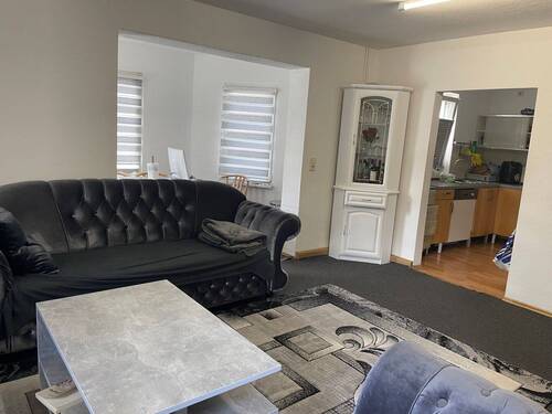 Wohnzimmer mit Blick in Esszimmer und Küche - Mehrfamilienhaus, Wohnhaus in Oldenburg