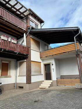 Eingang Hofseite - 3 Zimmer Etagenwohnung zur Miete in Weiler