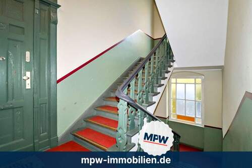 Treppenhaus - Wohnung mit Balkon nahe Tempelhofer Feld: Altbau mit Potenzial