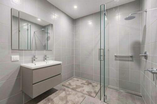 Badezimmer renoviert - KI Staging - 