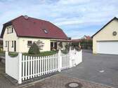 Ansicht mit Garage - Ihr Wohnhaus für besondere Ansprüche