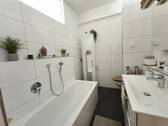 Bad mit Badewanne und Dusche - 