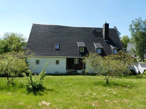 große Wiese am Haus - 1 Zimmer Mehrfamilienhaus, Wohnhaus in Altenberg