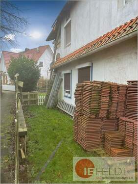 Zugang zum Garten und Weg in die Häusersiedlung - 5 Zimmer Einfamilienhaus in Petershagen