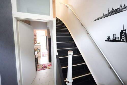 Flur / Treppenhaus - 8 Zimmer Reihenmittelhaus in Essen
