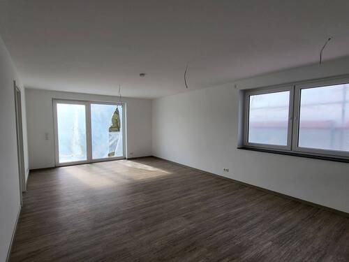 Wohnzimmer mit Balkon - 2 Zimmer Etagenwohnung in Dierdorf