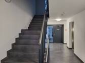 Treppenhaus mit Aufzug - 
