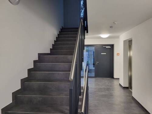 Treppenhaus mit Aufzug - 