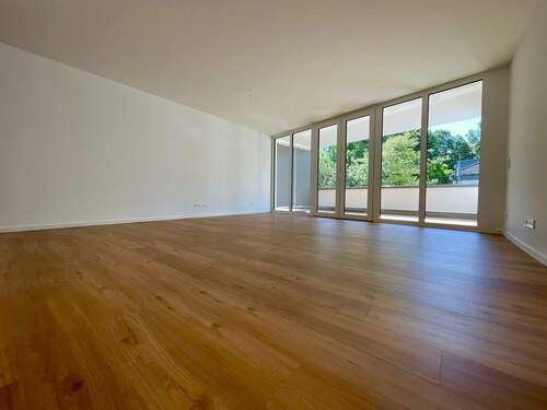 Wohnzimmer - ERSTBEZUG: Großzügige 4-Zimmer-Neubauwohnung mit neuer Einbauküche und sonnigen Balkon