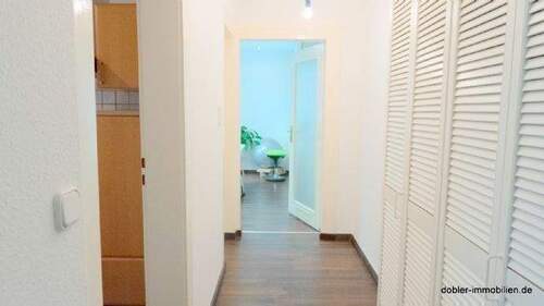 Flur mit Blick ins Büro Nr. 3 - 