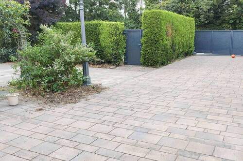 12_Außen_Einfahrt & Stellplätze - 