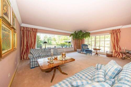 Wohnzimmer mit Blick in den Garten - 