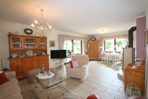 Das geräumige, lichtdurchflutete Wohnzimmer - Einfamilienhaus mit 118,00 m&sup2; in Lensahn zum Kaufen